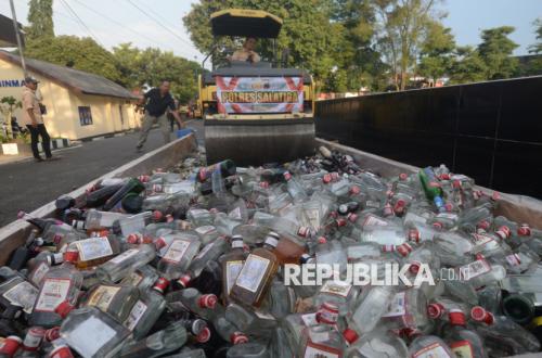 Salatiga Police Department Destroys Thousands of Bottles of Illegal Alcohol