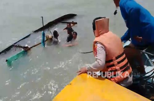 Body of Indramayu fisherman found in Jepara waters after vessel sinks in collision with barge