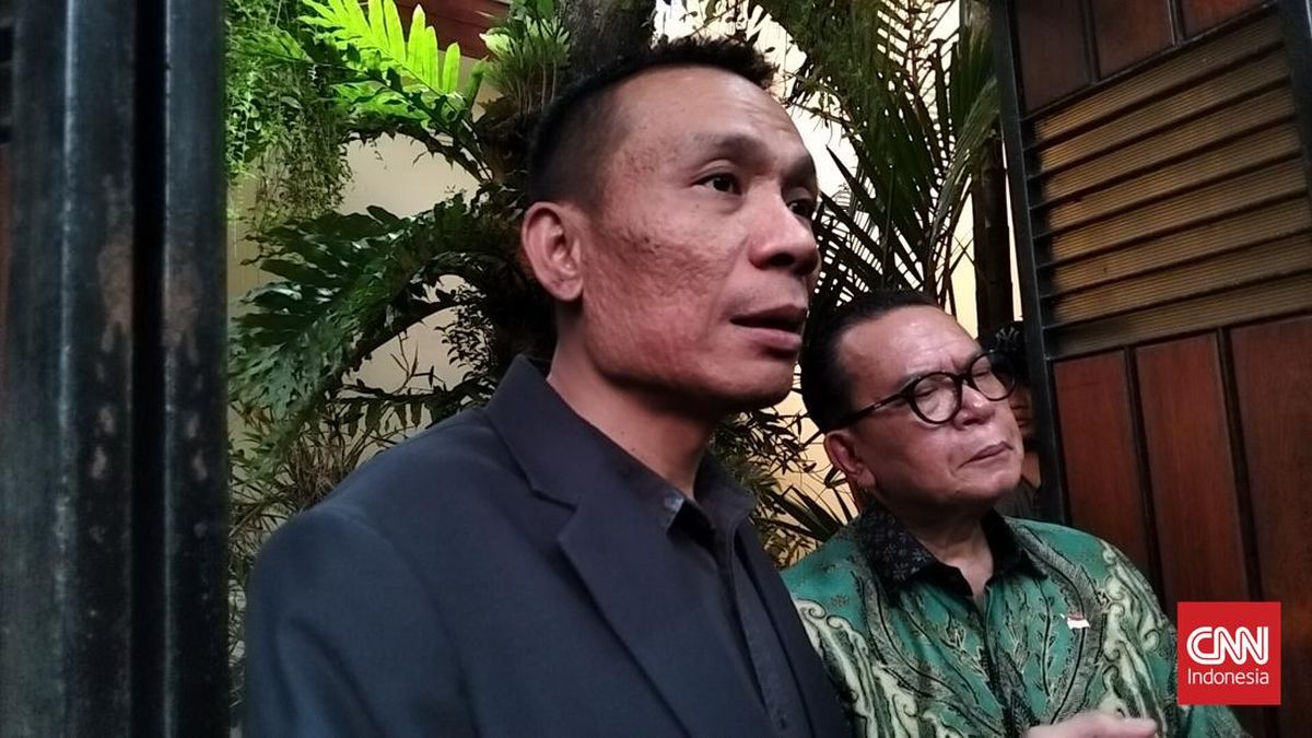 Rismon Apologises to Jokowi, Presents Ulos and Arsik