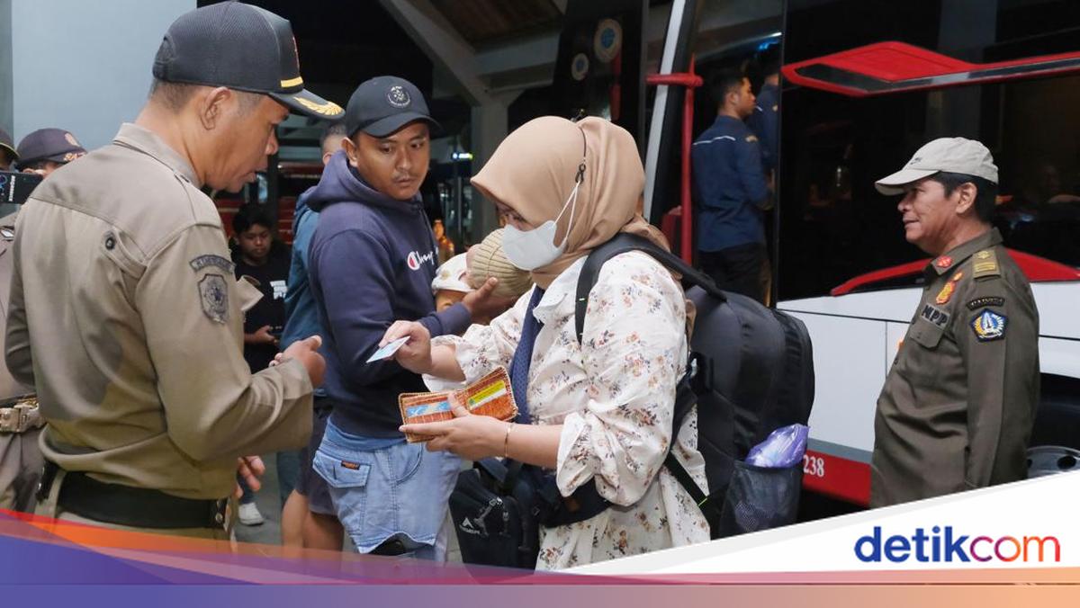Badung Civil Police Tighten Checks on Migrant Arrivals at Mengwi Terminal