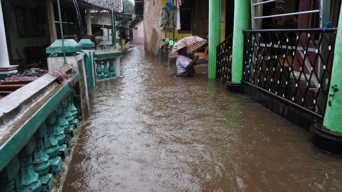 Two Missing Residents from Situbondo Floods Found Dead