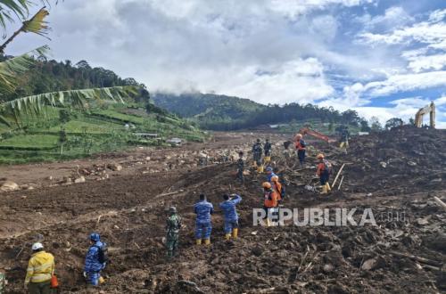 PKS West Java Aid Post Distributes Relief Packages to Cisarua Landslide Victims