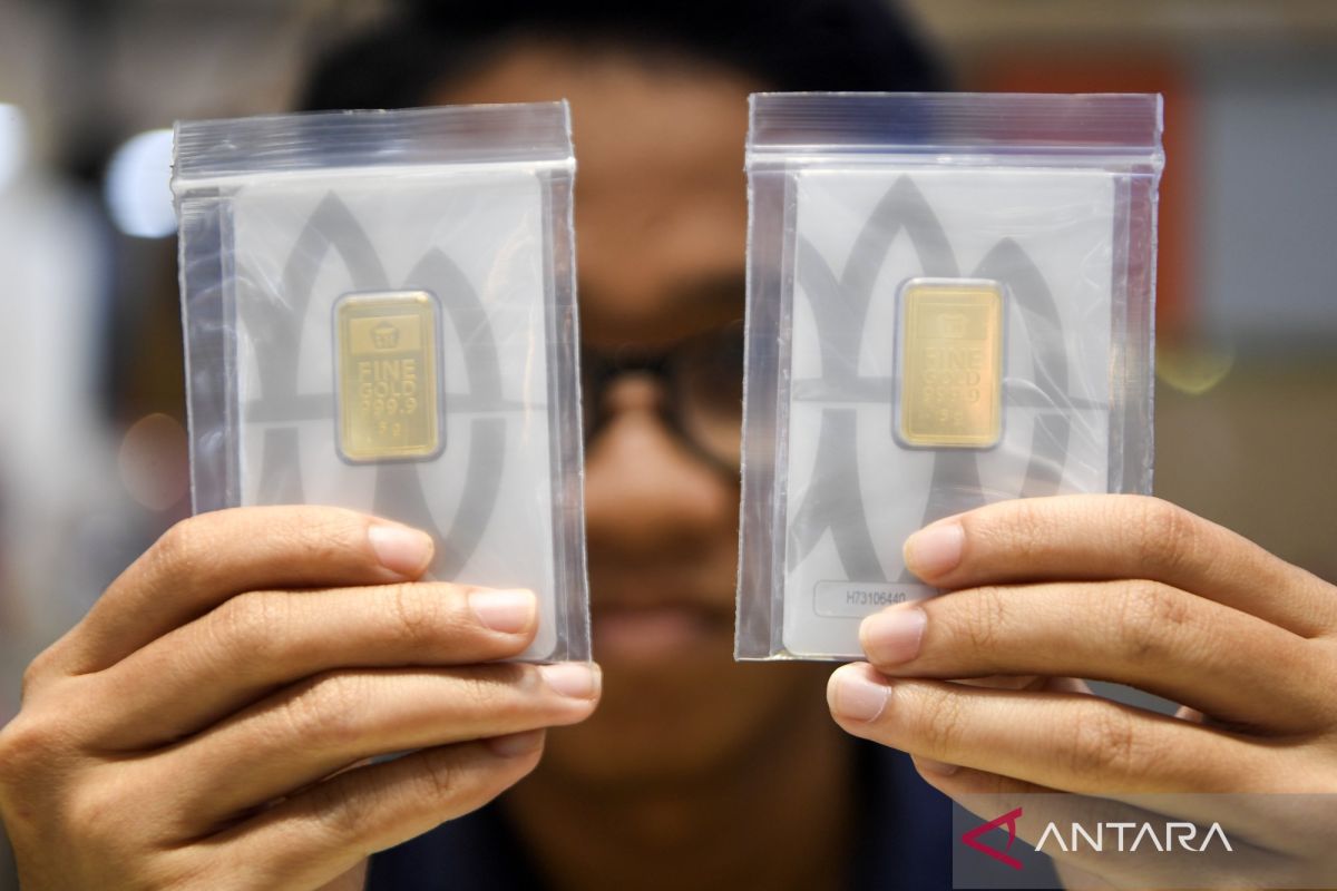 Antam Gold Price Falls by Rp21,000 to Rp3,021 per Gram on Friday Morning