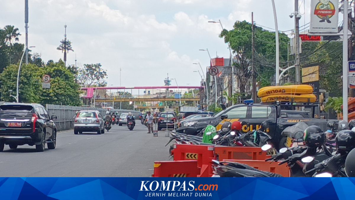 Illegal Parking Dominates Road in Front of East Jakarta Police Station, Despite Clear No-Parking Signs