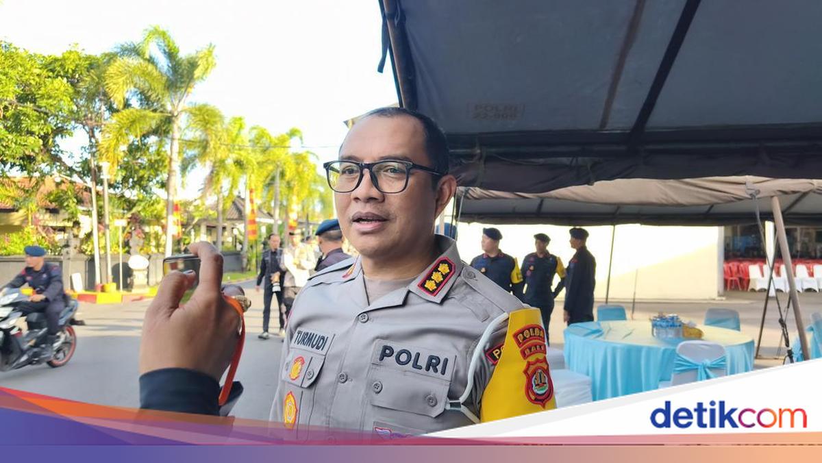 Motorcycles, Cars, and Trucks to Gilimanuk Port Routed into Separate Lanes