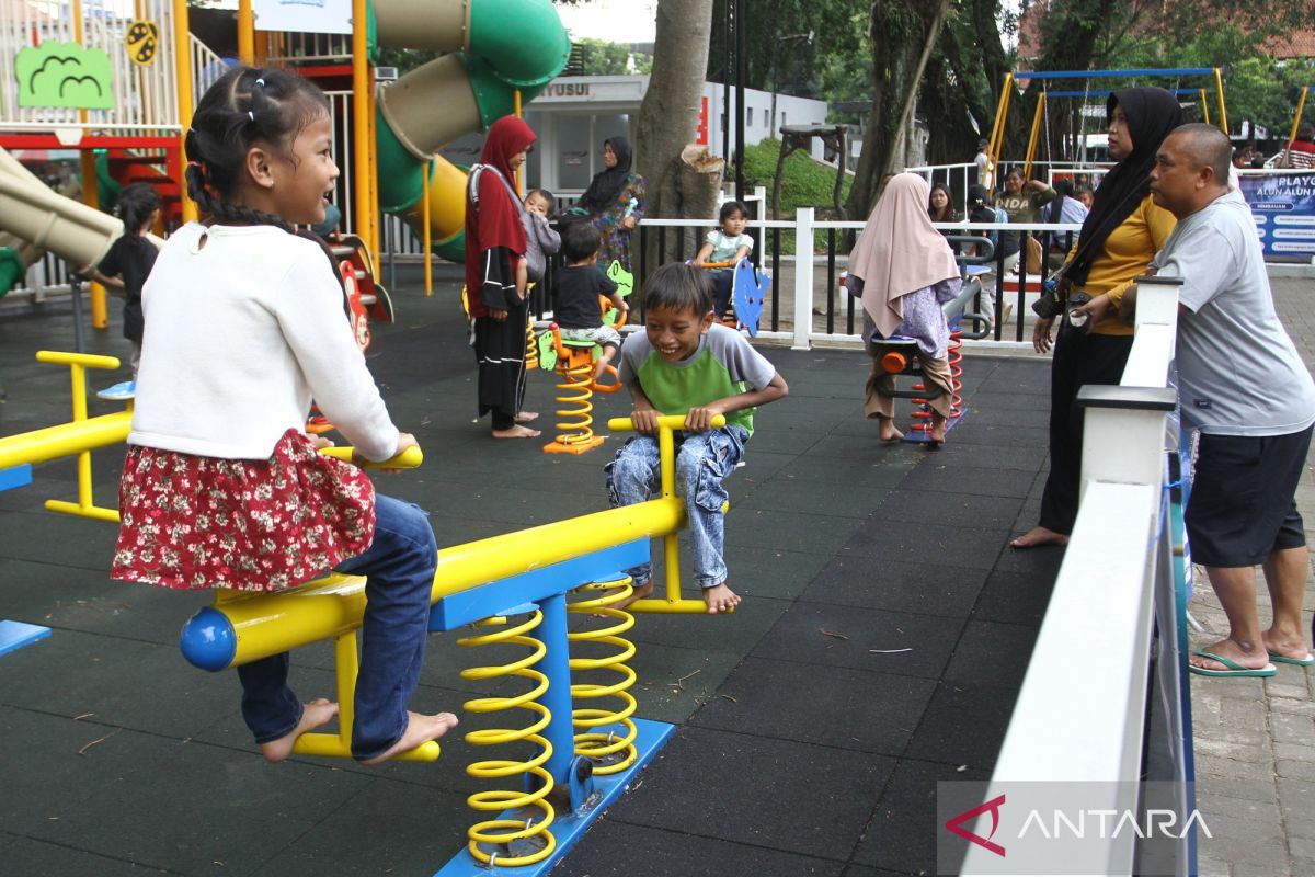 Psychologists: Parents Must Set an Example in Reducing Device Usage