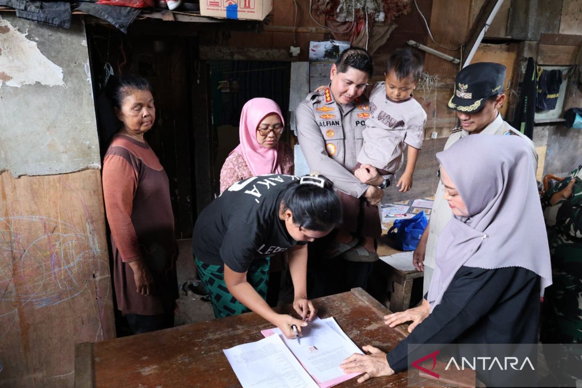 East Jakarta Police Return Viral Child Scavenger to Mother in Sumedang