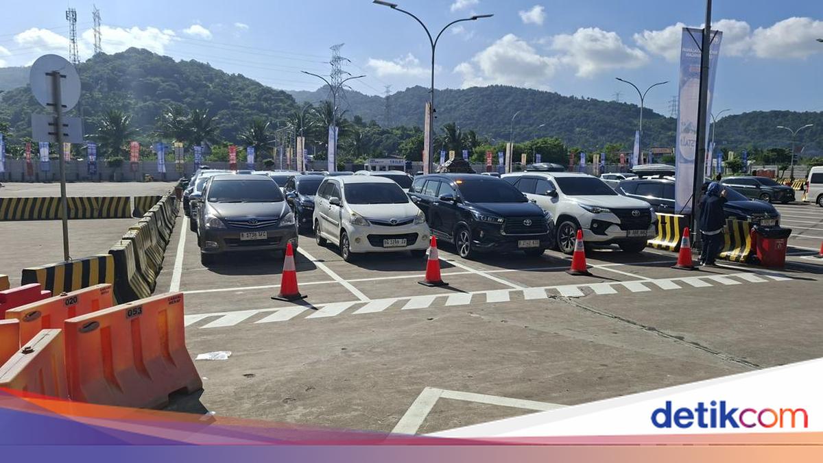 First Day of Operation Ketupat: Officers Turn Away Trucks from Merak Port