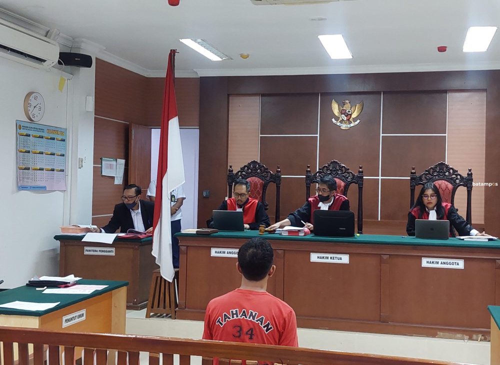 Prosecutors Seek Three-Year Sentence for Man Accused of Smuggling 797 Undocumented iPhones from Batam