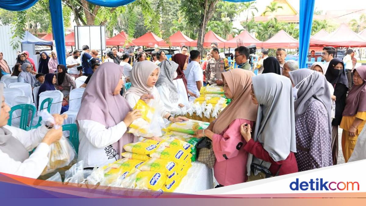 Riau Police and Bulog Hold Cheap Food Bazaar Ahead of Eid, Distribute 23 Tonnes of Rice