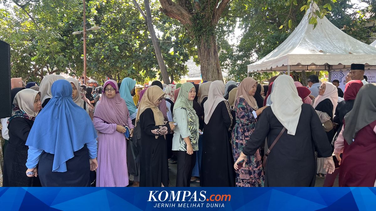 Residents Queue for Hours at Cheap Basic Commodities Bazaar on Pramuka Island, Awaiting Pramono Anung