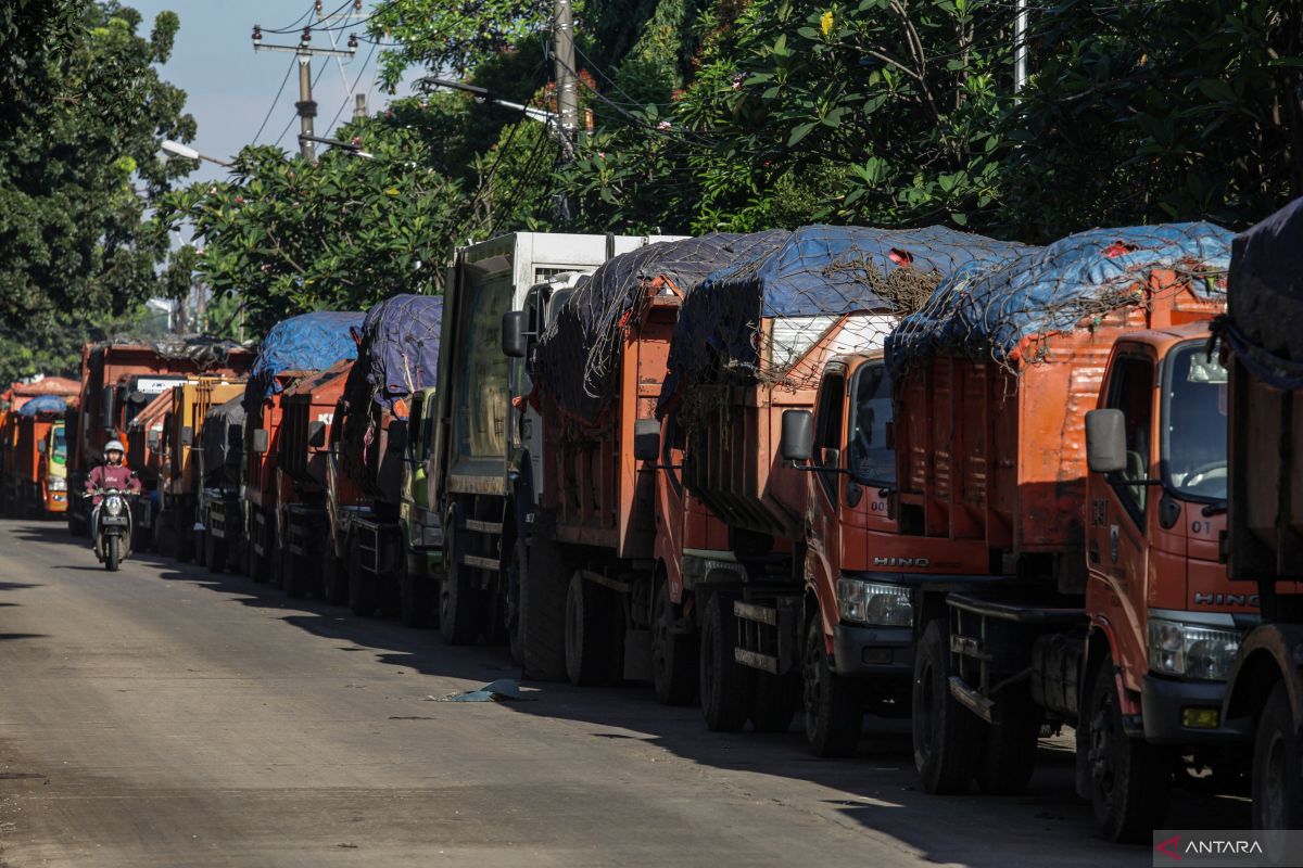 Rubbish Truck Queue Snakes for Miles Following Landslide at Bantargebang Waste Facility