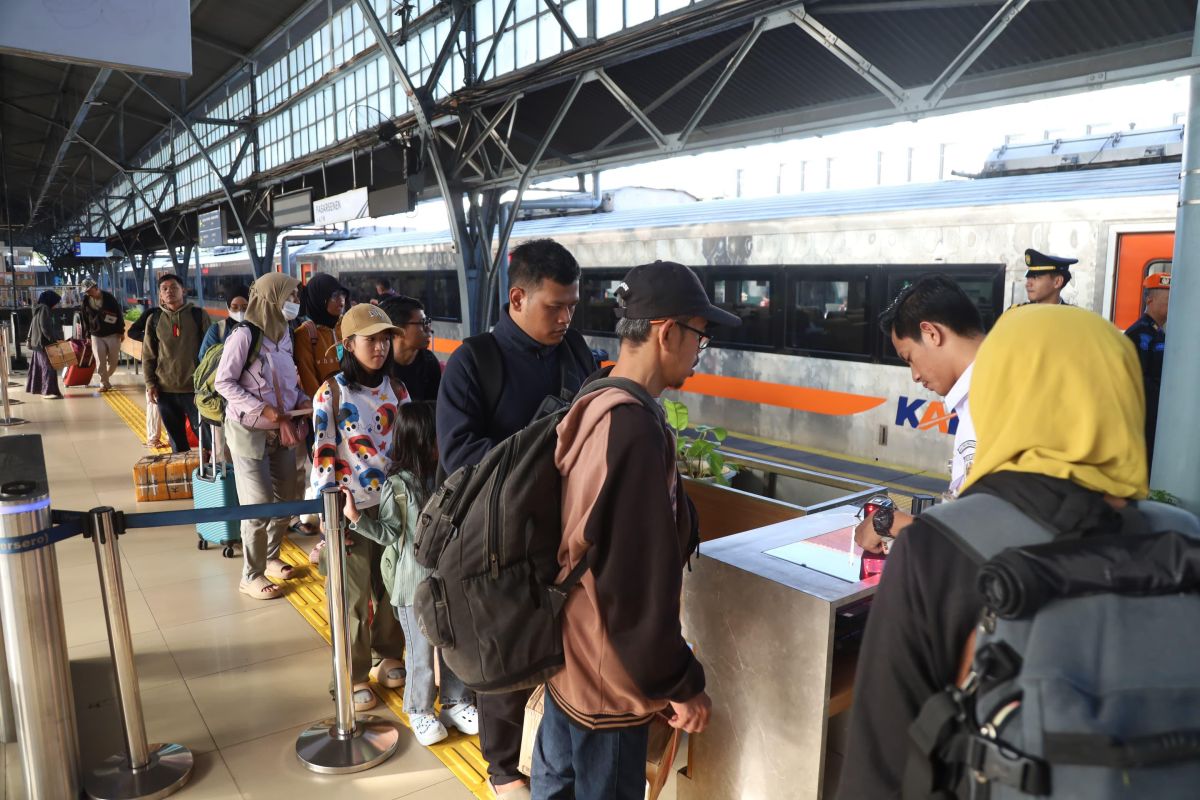 721 security personnel deployed to secure Jakarta departure stations during Eid exodus