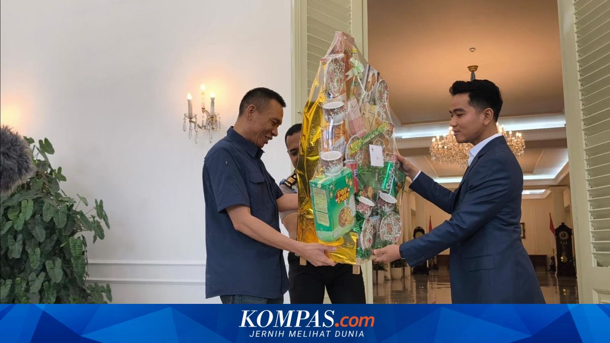 Vice President Gibran Embraces and Gives Eid Hampers to Rismon Sianipar