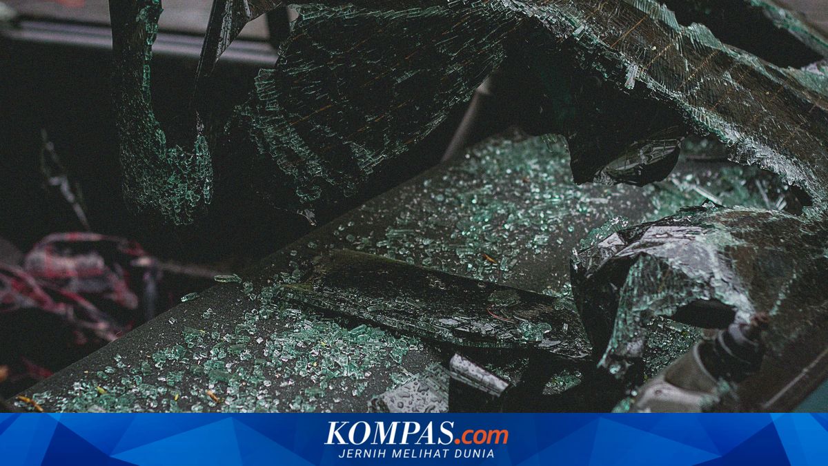 Two Articulated Lorries Collide on North Jakarta Road, Driver Killed After Unable to Climb Gradient