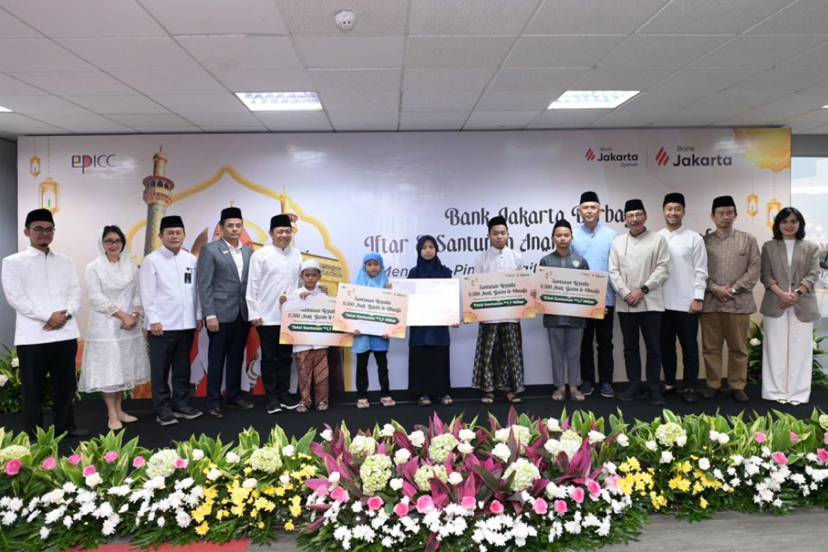 Bank Jakarta Provides Aid to Orphans and the Needy, Establishes Mudik Rest Stop