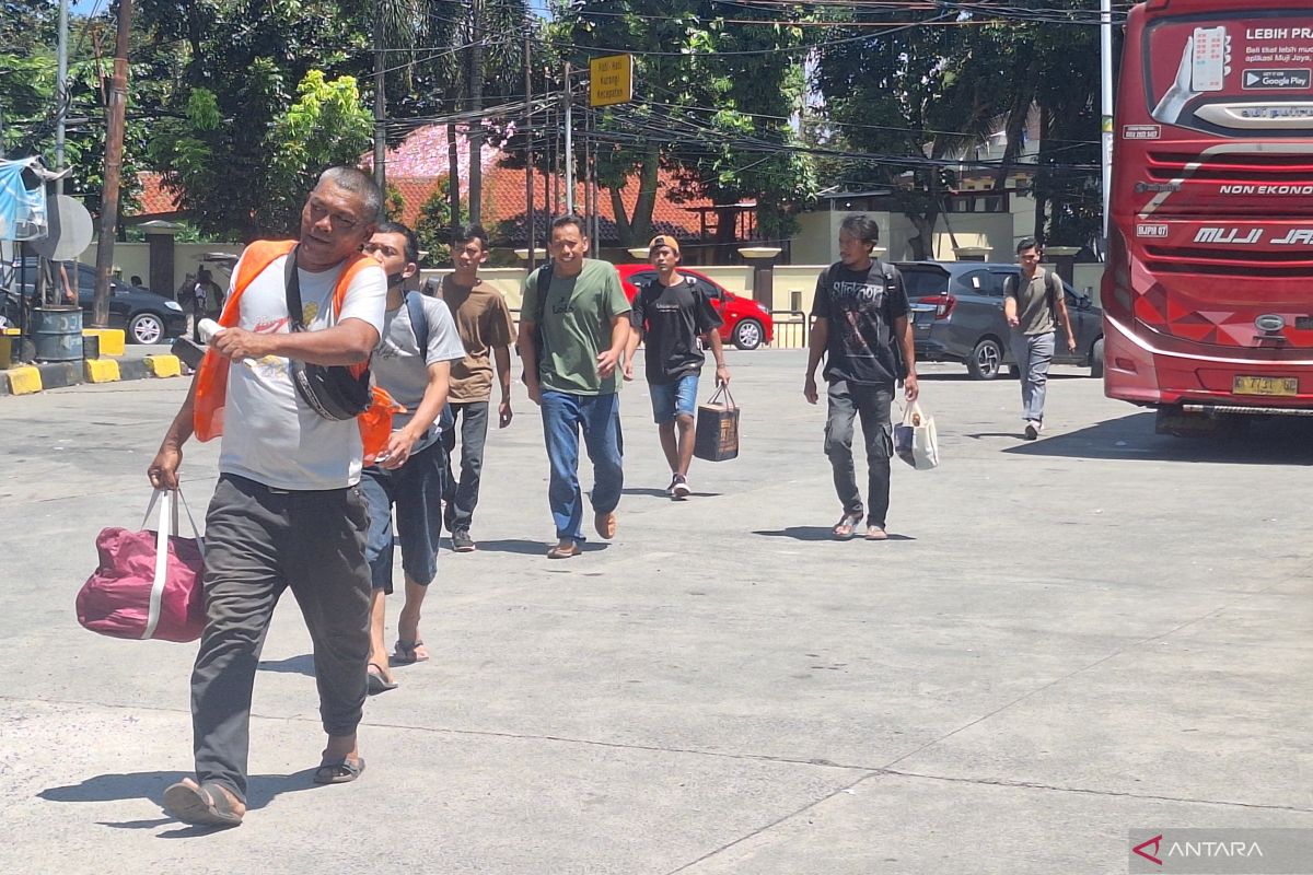 240 Passengers Depart from Lebak Bulus Terminal Ahead of Eid