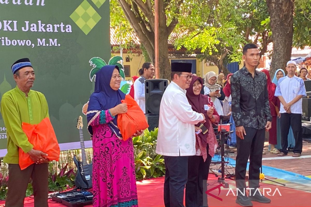 Pramono Inspects Implementation of Cheap Market Programme on Pramuka Island