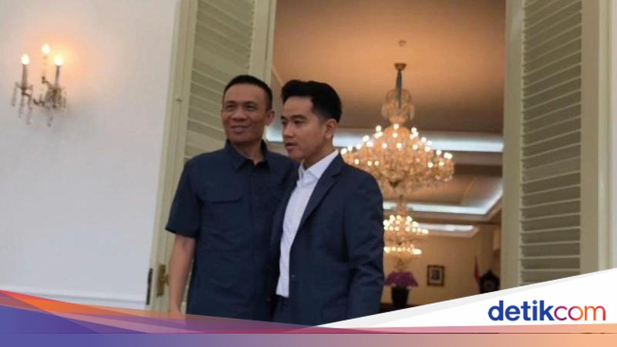 Gibran Embraces Rismon Sianipar at Vice Presidential Palace: We Are Brothers