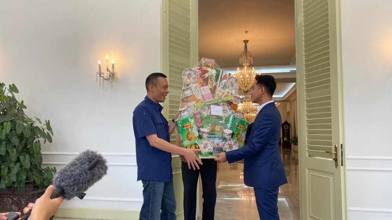 Gibran Presents Eid Hampers to Suspect in Allegations of Forged Jokowi Certificates Rismon Sianipar
