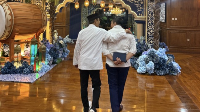 Cabinet Secretary Teddy Meets Social Minister Gus Ipul Late at Night to Discuss People's School Programme