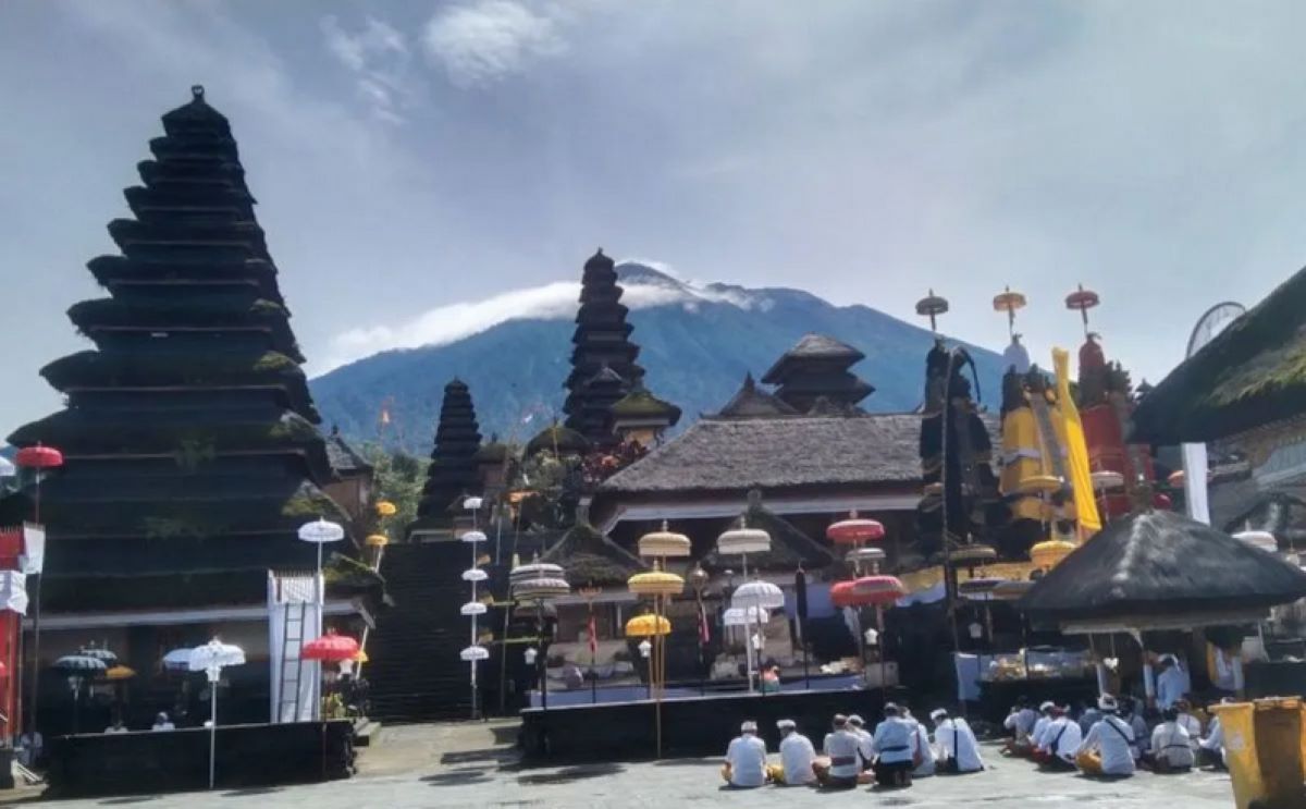 Mount Agung Climbing Closed for One Month During Sacred Ceremony at Besakih Temple