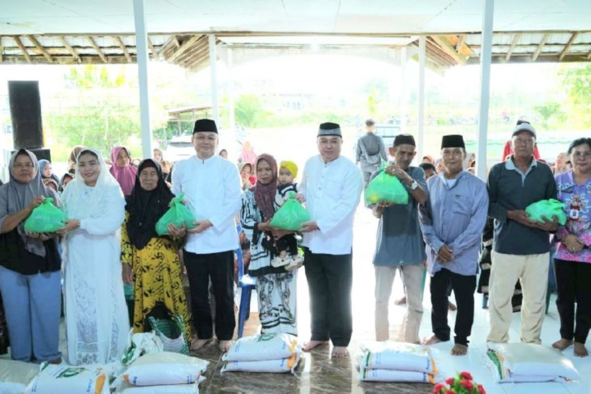 Kapuas District Government Distributes Rice and Cooking Oil Assistance