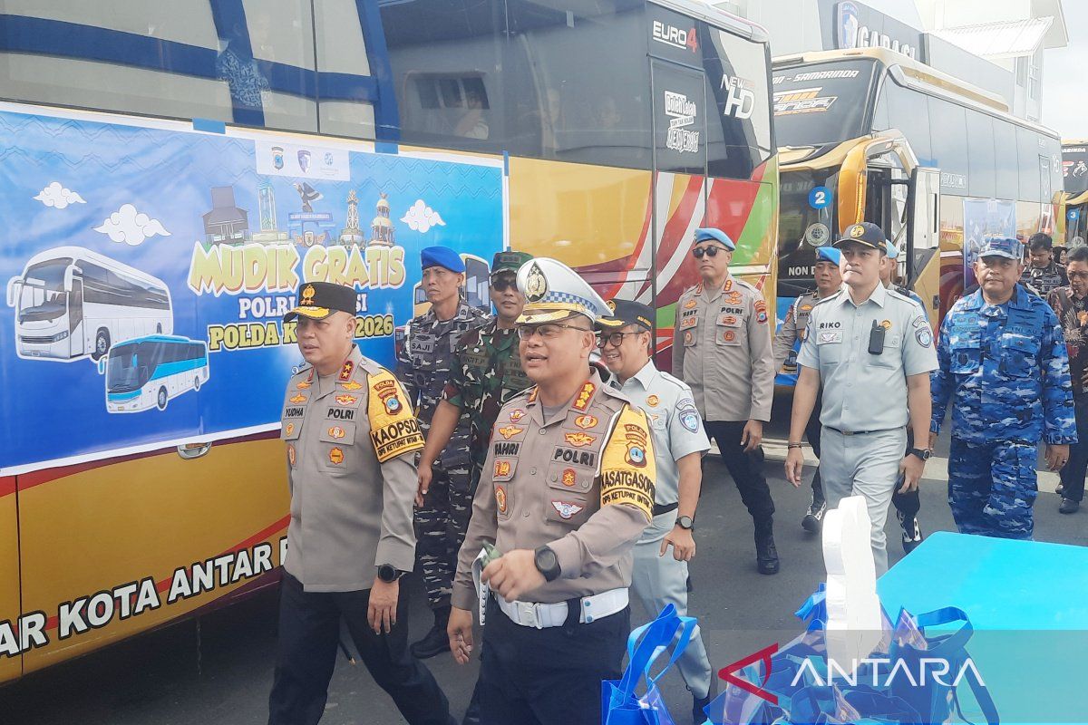 South Kalimantan Police Department Provides Free Travel Home for 617 Migrants during Eid Holiday