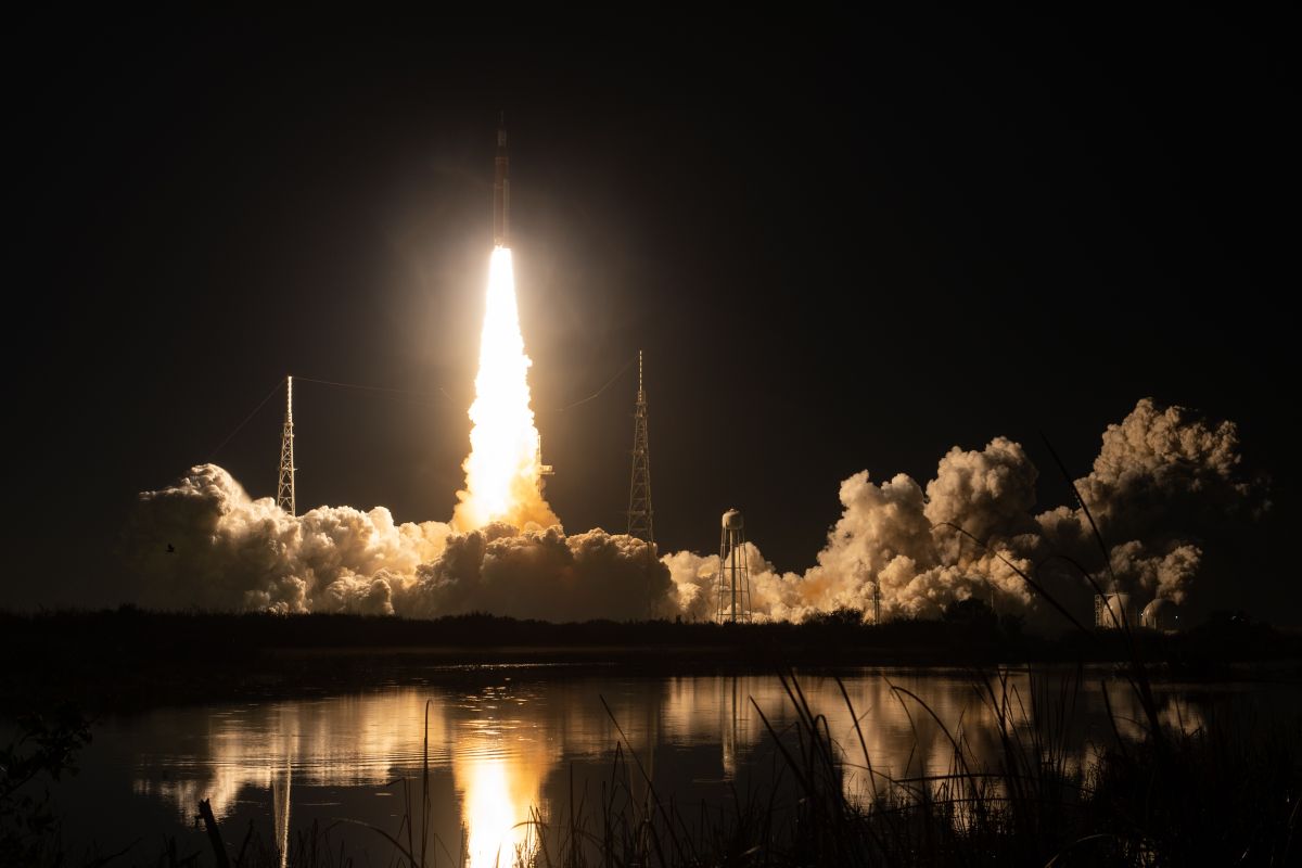 NASA Space Probe Re-enters Earth's Atmosphere