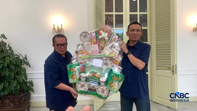 After Meeting Gibran, Rismon Sianipar Receives Large Parcel from the Palace