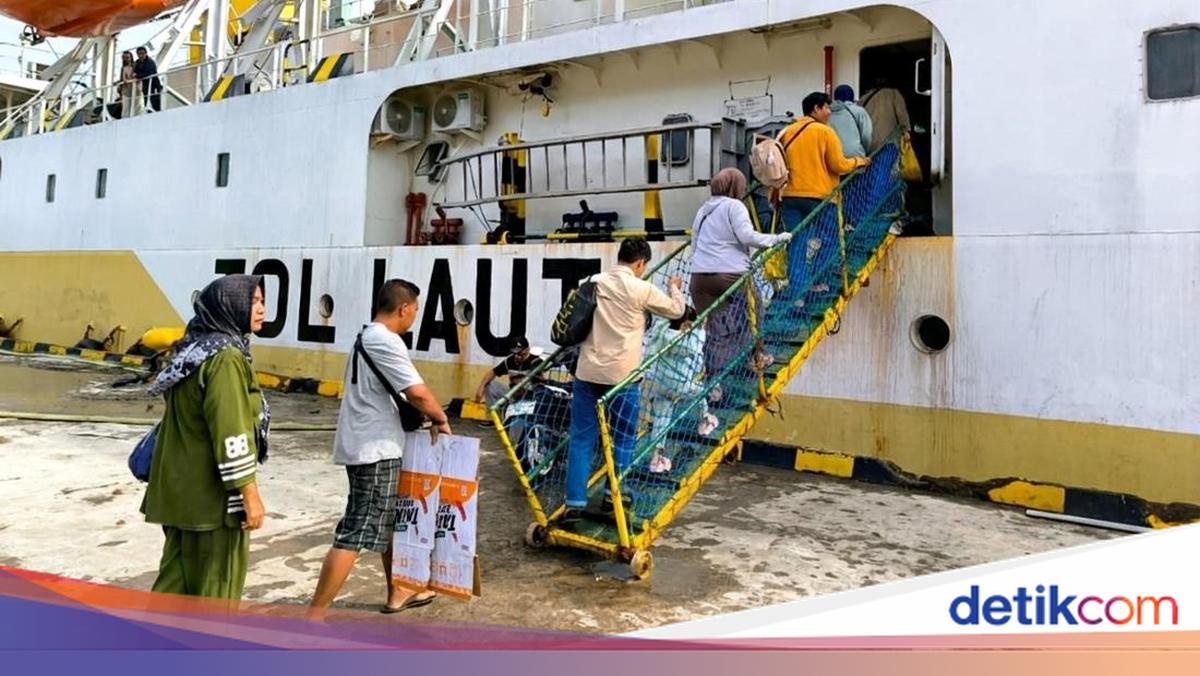 Police Oversee Vessel Capacity Monitoring for Mudik Travellers at Celukan Bawang Port