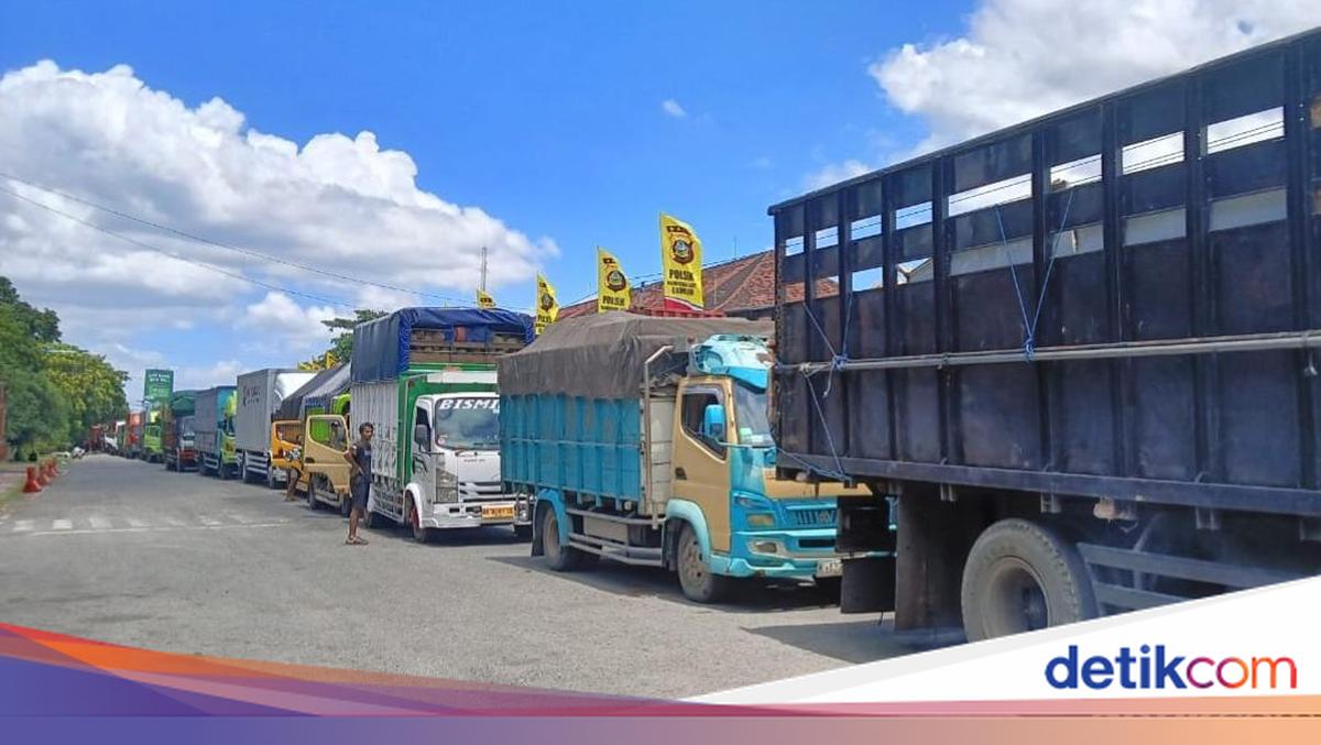 Heavy Mudik Traffic: Logistics Trucks Queue for 5 Kilometres to Hutan Cekik