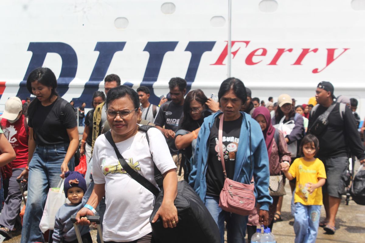 Passenger Flow at Tenau Port Kupang Increases as Pelni Operates Seven Ships for Eid Holiday Travel