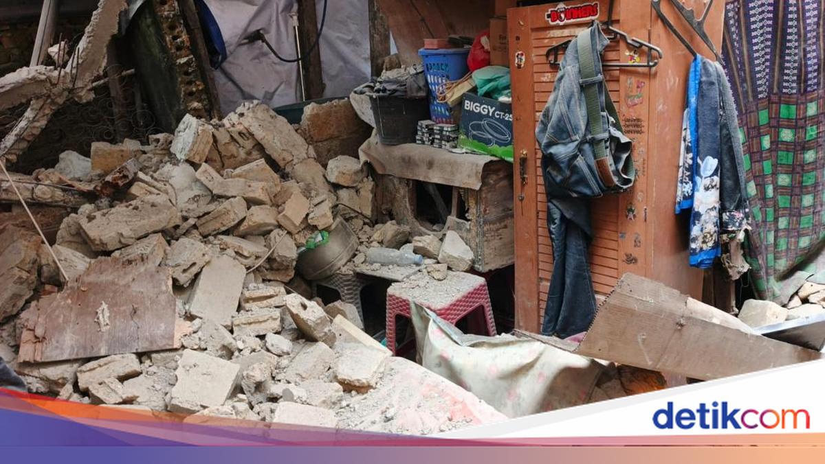House Wall Collapses in Bogor, Injuring Two Residents
