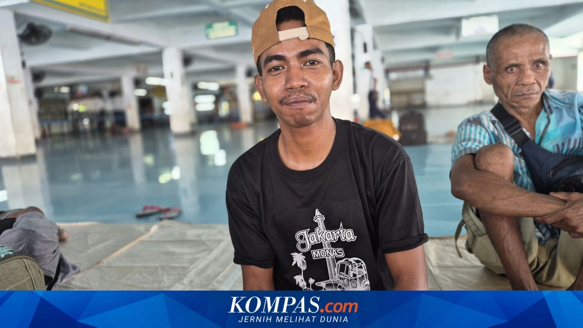 Mudik Passengers Sleep for Days at Port: Awaiting Ship Schedules Due to Fear of Flying