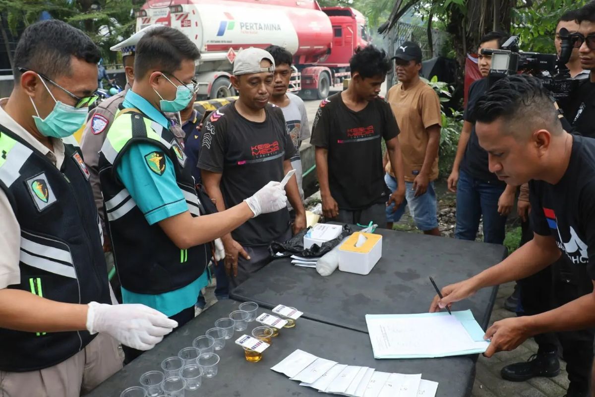 Tanjung Perak Port Police Conduct Mass Urine Testing for Drivers Ahead of 2026 Mudik Season