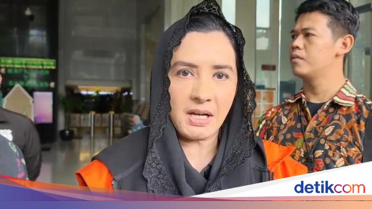 Pekalongan Regent Fadia Arrested by KPK While Charging Electric Vehicle Late at Night