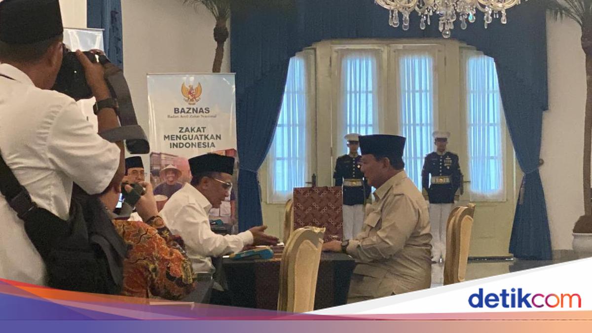 President Prabowo and Cabinet Ministers Pay Zakat at Presidential Palace