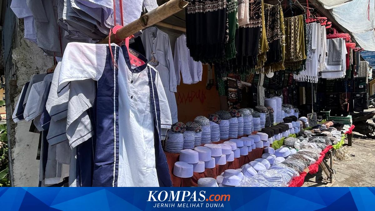 Tradition of Purchasing New Religious Supplies Revitalizes Seasonal Roadside Stalls