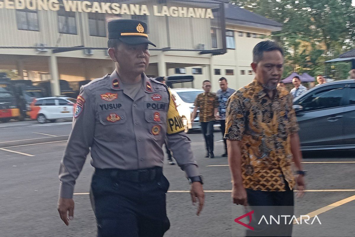 Cilacap Regent Undergoes KPK Questioning at Banyumas Police Headquarters