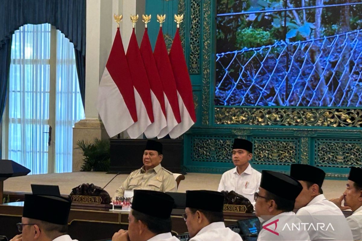 Prabowo demands stable fuel supplies, electricity and internet during Eid celebrations