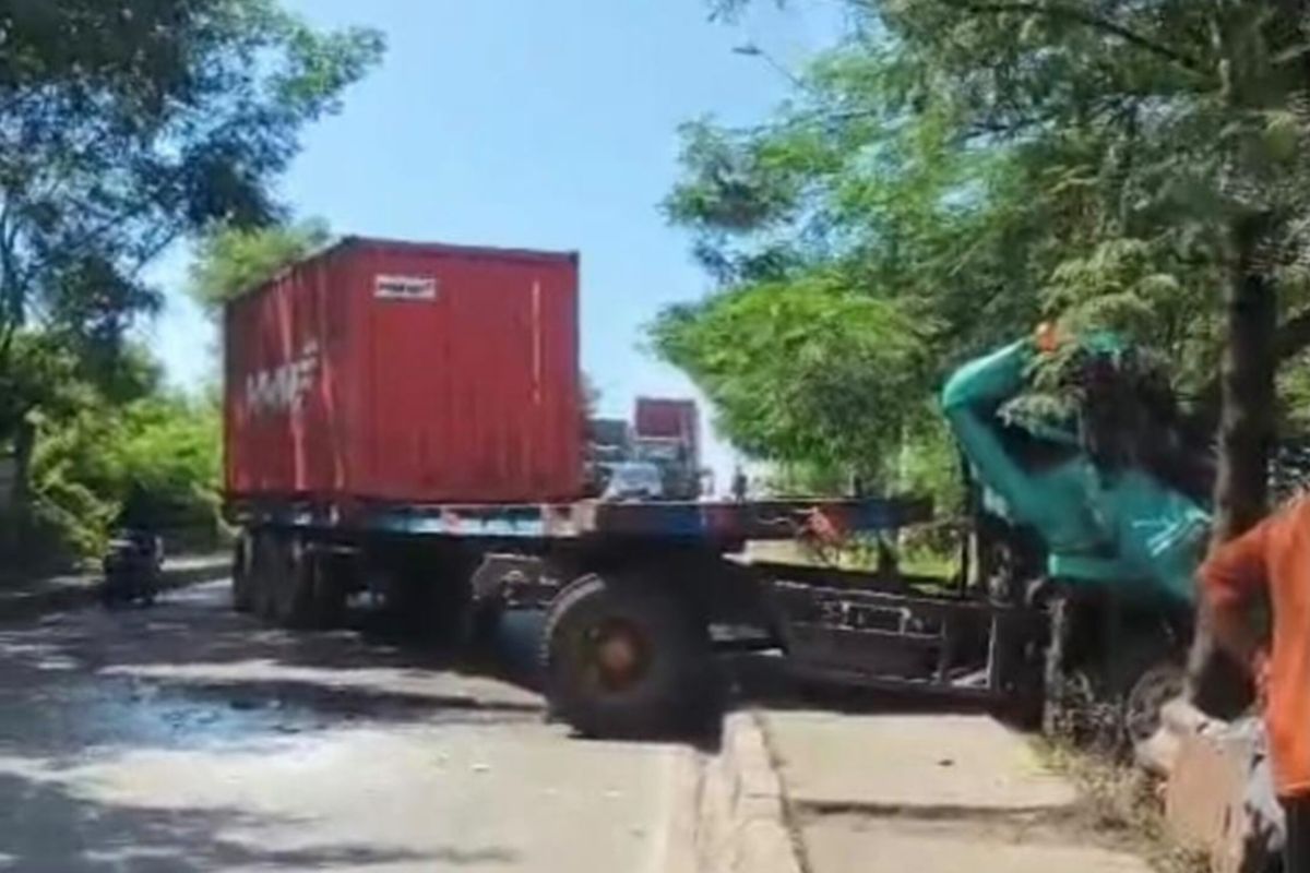 Transjakarta Corridor 10 Service Disrupted Due to Container Truck Incident