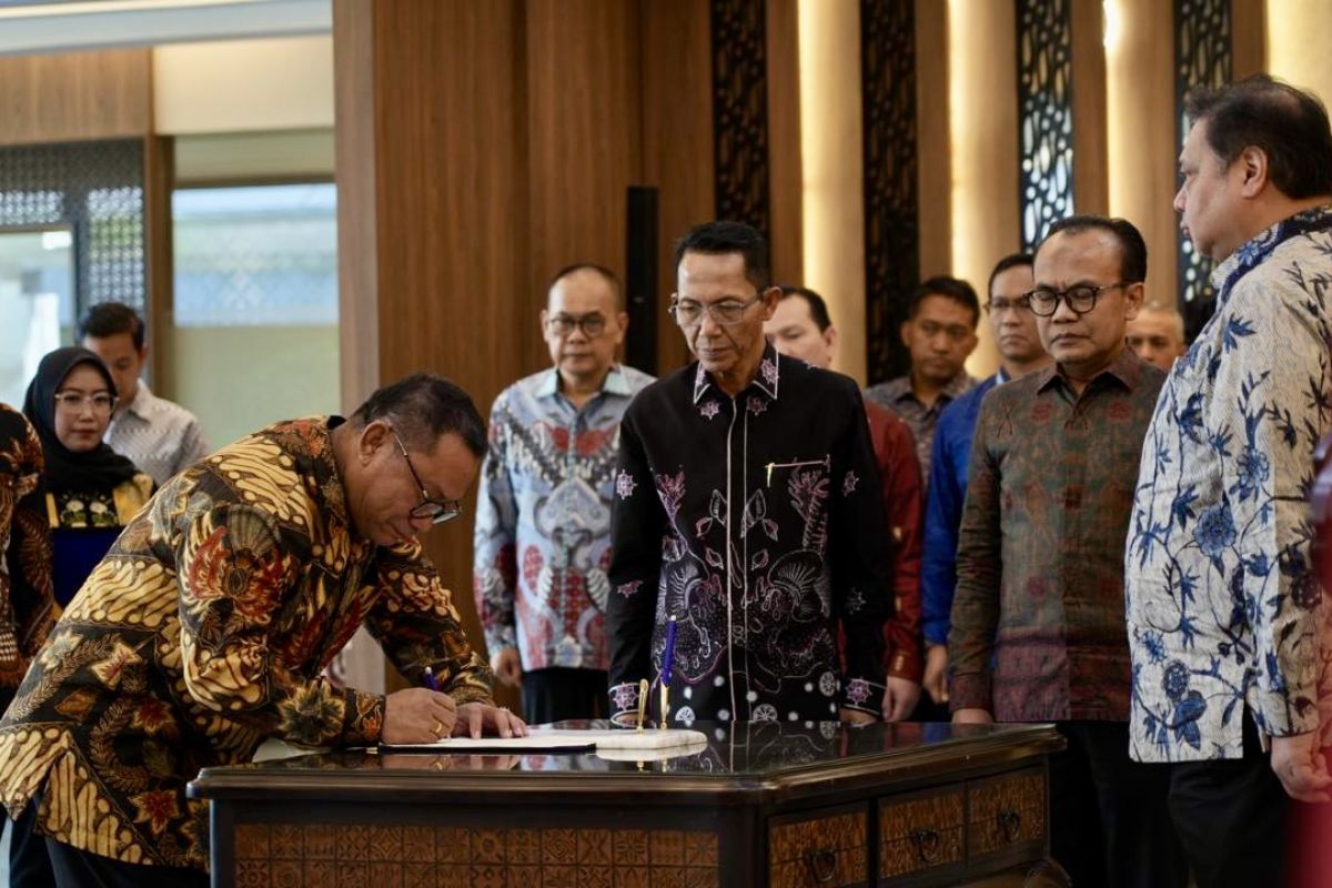 Coordinating Minister for the Economy Airlangga Swears in Three Members/Deputies of Batam Authority