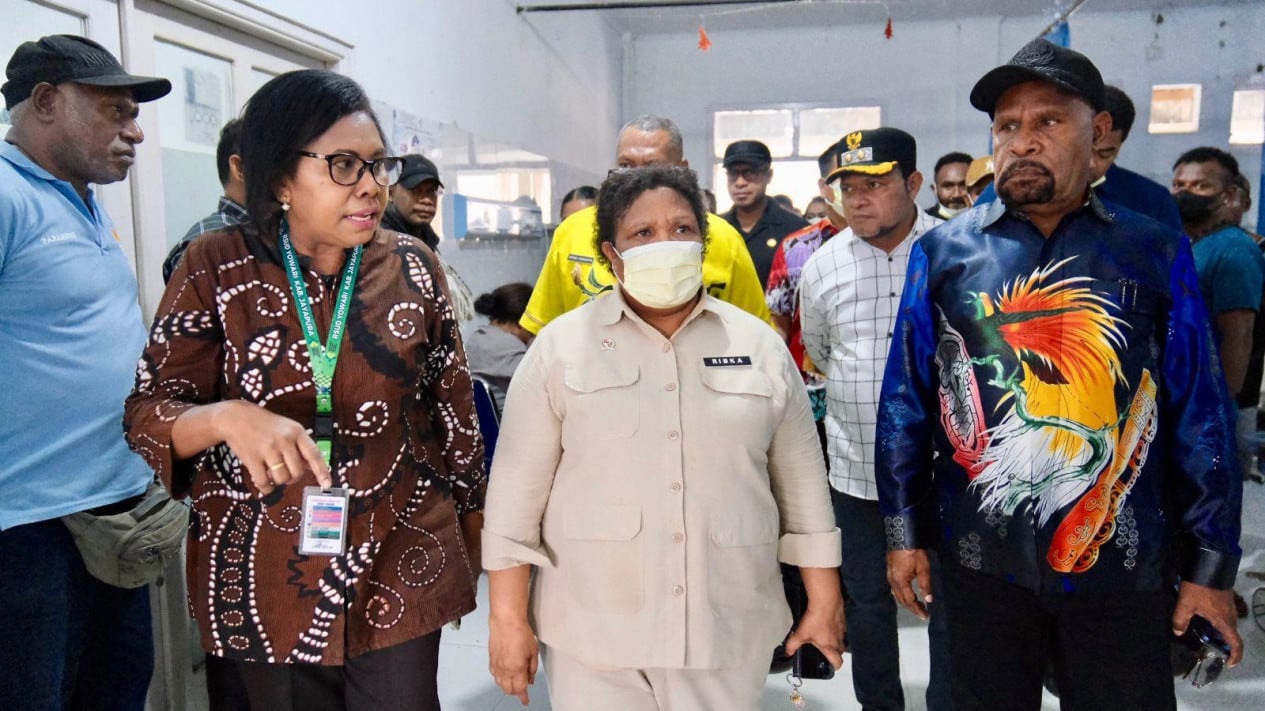 Deputy Home Minister Ribka Haluk Demands Enhanced Healthcare Services at RSUD Yowari Hospital