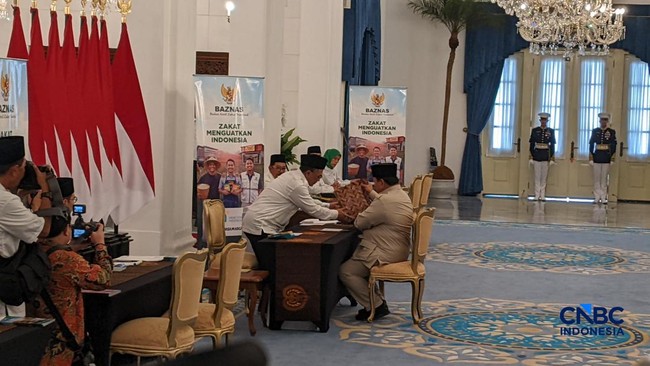 Prabowo and Cabinet Ministers Pay Zakat Fitrah at the Palace