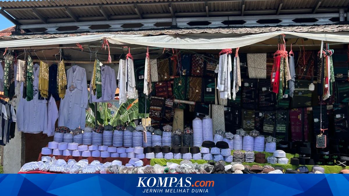 Prayer Equipment Merchants Flourish in Citayam Ahead of Eid