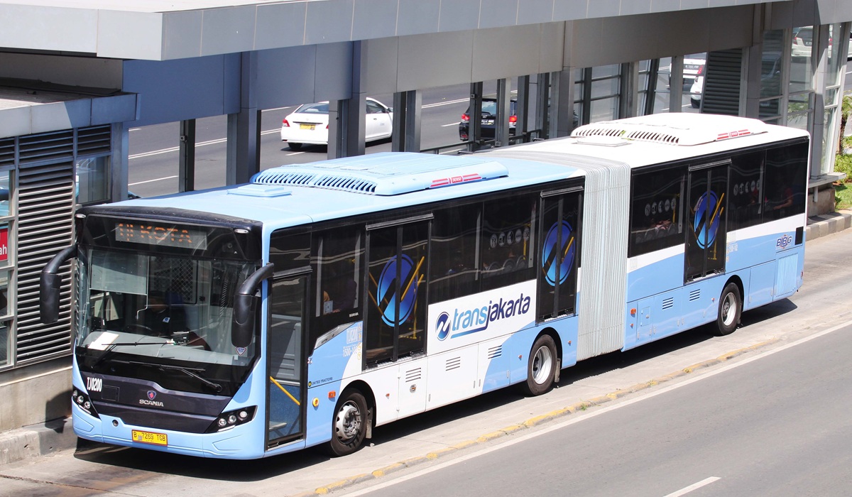Transjakarta Route Tanjung Priok-PGC Disrupted Due to Overturned Container Truck