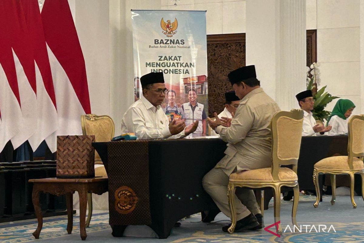 Indonesian President Prabowo pays zakat al-fitr at State Palace