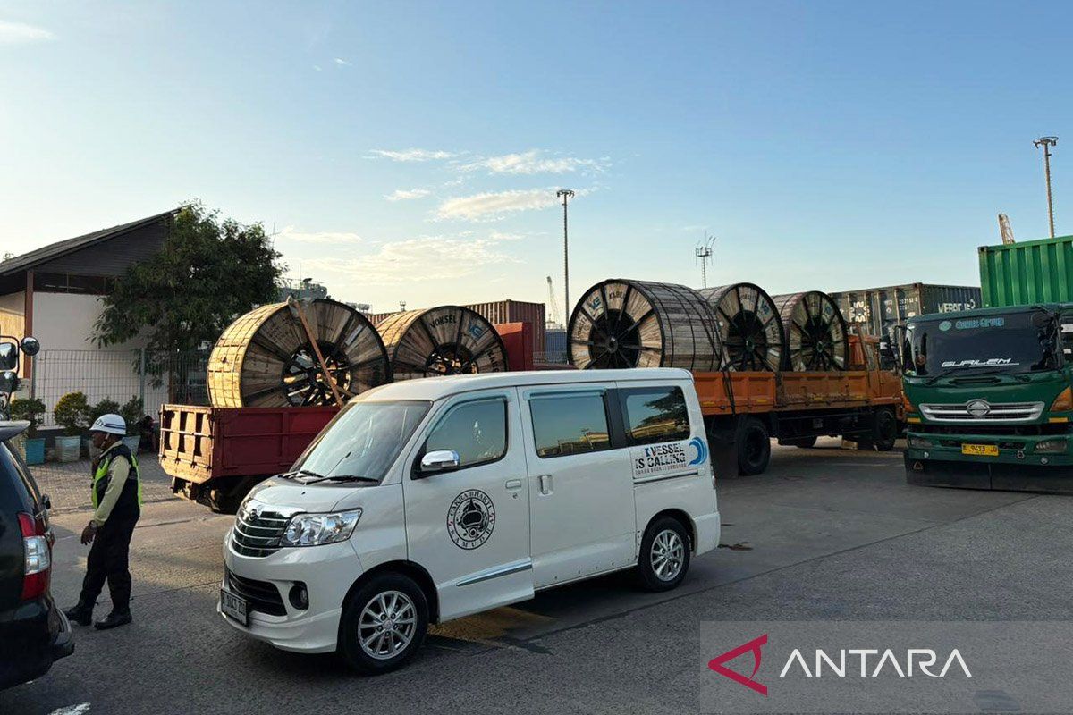 Hundreds of container trucks trapped in traffic congestion at Tanjung Priok Port