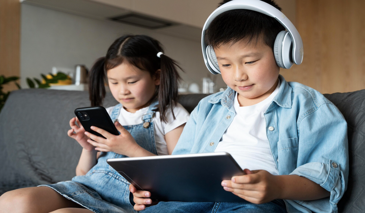 Psychologist Says Device Restrictions for Children Fail Without Parental Example